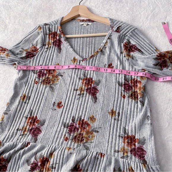 Maurice’s Grey Ribbed Floral Print Peplum Top - Picture 3 of 12